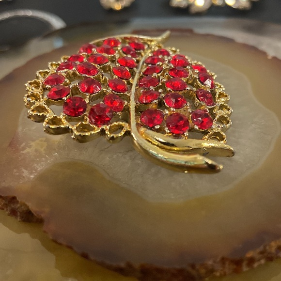 Vintage gold & red glass brooch.  Final !  2.25" x 2" - Picture 5 of 11